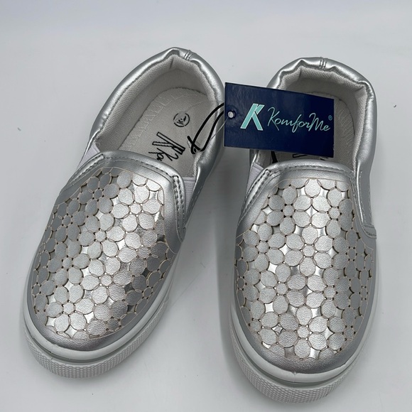 Other - NWT KomfortMe Casual Silver Sneakers size 9